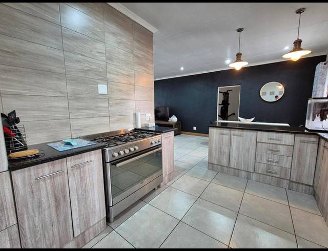 4 BEDROOM HOUSE FOR SALE IN BRACKENHURST